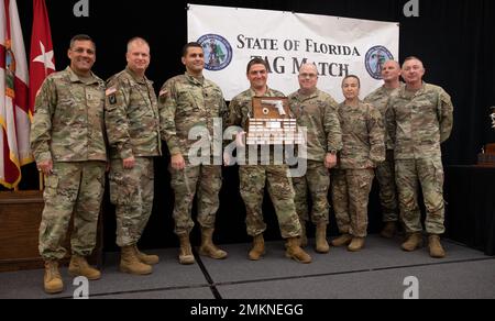 Soldaten des Militärgeheimdienstbataillons 260. werden bei der Siegerehrung des Adjutant General (TAG) Match, Camp Blanding, Florida, am 11. September 2022, als 1.. Anerkannt. Das TAG-Spiel ist eine jährliche Entwicklung, die sich an Soldaten richtet, die ihre Schießfertigkeit unter Beweis stellen möchten. Stockfoto