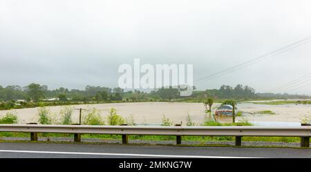 Tauranga Neuseeland - Januar 28 2023; überflutete Felder und halbrunde Welleisenschuppen Off Road in Bethlehem neben dem Wairoa River Stockfoto