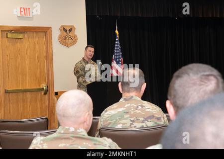 Capt. Nathan Dampf, Kommandant der 131. Logistics Readiness Squadron, gibt seiner Einheit nach der Übernahme des Kommandos auf der Whiteman Air Force Base, Missouri, am 11. September 2022, Bemerkungen. Dies ist der erste Befehl von Dampf. Stockfoto