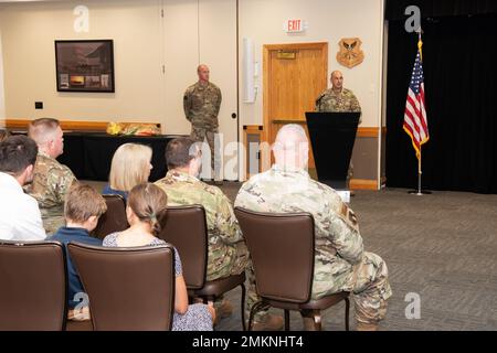 LT. Col. Jeffrey Bishop verabschiedet sich vom 131. Logistics Readiness Squadron auf der Whiteman Air Force Base, Missouri, 11. September 2022. Er gab das Kommando über die Einheit auf, um im Readiness Center der Air National Guard in Maryland eine Gelegenheit zu ergreifen, um das Manpower and Personnel Directorate zu unterstützen. Stockfoto