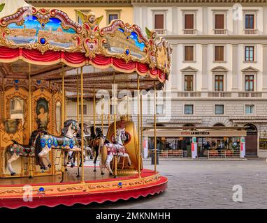 Florenz, Italien - 04. Juni 2022: Kunstvolles antikes Karussell mit Holzpferden auf der Piazza della Republica während des Tages Stockfoto