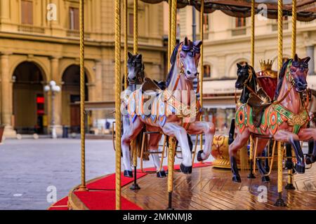 Florenz, Italien - 04. Juni 2022: Kunstvolles antikes Karussell mit Holzpferden auf der Piazza della Republica während des Tages Stockfoto