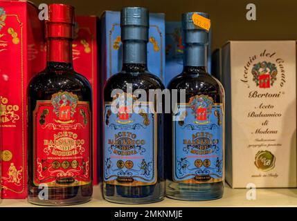 Florenz, Italien - 03. Juni 2022: Flaschen Bertoni-Balsamico-Essig aus Modena im Alter von 4 bis 8 Jahren in einem Geschäft auf dem Central Market Mercato Centrale Stockfoto