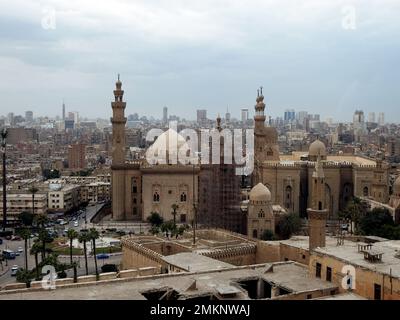 Kairo, Ägypten, Januar 7 2023: Sultan Hassan und Al Rifa'i Moscheen in der Altstadt von Kairo Citadel Square, sehr berühmte islamische Moscheen in Ägypten und sehr clos Stockfoto
