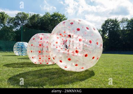 Aufblasbare Stoßstangen-Blasenkugel, menschlicher Hamster. Stockfoto