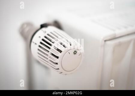 Nahaufnahme eines Thermostatventils eines Heizkörpers Stockfoto