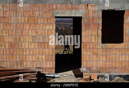 Einfamilienhaus aus Hohlblöcken oder Ziegeln. Neues unvollendetes freistehendes Hausgebäude im Bau. Stockfoto