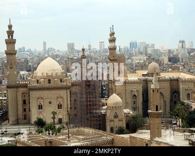 Kairo, Ägypten, Januar 7 2023: Sultan Hassan und Al Rifa'i Moscheen in der Altstadt von Kairo Citadel Square, sehr berühmte islamische Moscheen in Ägypten und sehr clos Stockfoto