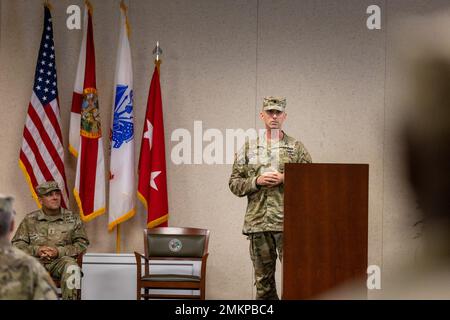 LTC. Brett S. Rhodenizer spricht während einer Befehlswechselzeremonie am 11. September 2022, Camp Blanding Joint Training Center, zu den Zuhörern. Rhodenizer ist ein Master Army Aviator und diente als Pilot in der AH-64A, OH-58 A/C und UH-60 A/L/M. „Während das R in unserem Akronym für Regional Training Institute steht, bedeutet es für mich Bereitschaft“, sagte Rhodenizer in einem Interview nach der Zeremonie. „Wir müssen immer bereit sein.“ Stockfoto