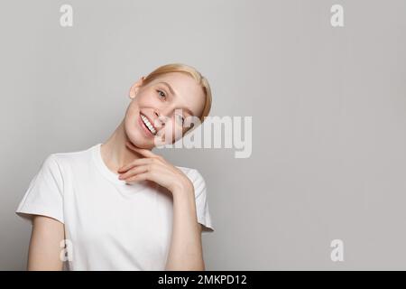 Porträt einer schönen, coolen, attraktiven, reizenden, fröhlichen Frau, isoliert auf grauem Hintergrund Stockfoto
