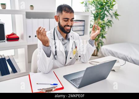 Junger hispanischer Arzt, der in der Klinik Yoga-Übungen macht Stockfoto