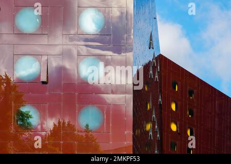 Reflexionen eines Gebäudes in der Fassade des ARCOTEL Onyx Hotels an der Reeperbahn in Hamburg. Die Glasvorhangwand ähnelt einem schwarzen Kristall Onyx. Stockfoto