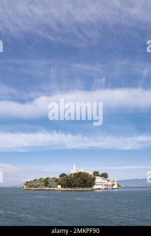 SAN FRANCISCO, KALIFORNIEN - 26. APRIL 2010. Alcatraz Gefängnis, Alcatraz Insel mit blauem Himmel in San Francisco Bay, Kalifornien Stockfoto