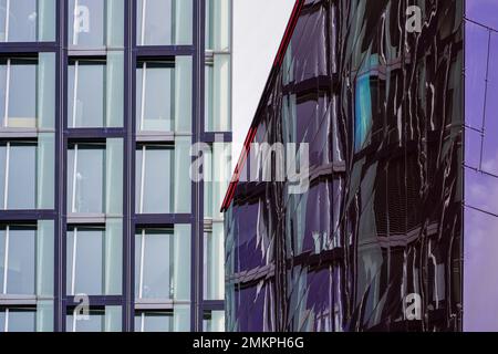 Reflexionen eines Gebäudes in der Fassade des ARCOTEL Onyx Hotels an der Reeperbahn in Hamburg. Die Glasvorhangwand ähnelt einem schwarzen Kristall Onyx. Stockfoto