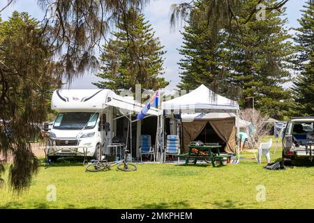 Australische Campingplätze, Campingplätze und Wohnmobile in Narrabeen in Sydney, Australier genießen Sommerferien im Park mit fliegenden Flaggen, Australien Stockfoto