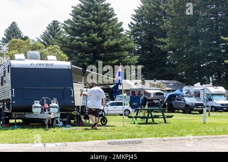 Australische Campingplätze, Campingplätze und Wohnmobile in Narrabeen in Sydney, Australier genießen Sommerferien im Park mit fliegenden Flaggen, Australien Stockfoto