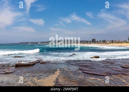 North Narrabeen Beach Sydney Blick über den Felsvorsprung in Richtung Dee Why Beach, Sydney Küste, NSW, Australien Stockfoto