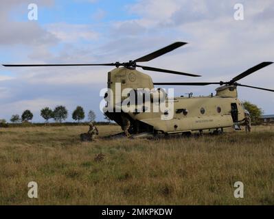 Soldaten der US-Armee mit dem 214. Aviation Regiment verlassen einen CH-47 Chinook Hubschrauber während der Sabre Junction 22 im Joint Multinative Readiness Center, Hohenfels, Deutschland, 11. September 2022. Sabre Junction 22 ist eine multinationale Rotationsübung, die die Bereitschaft der 173d Airborne Brigade der US-Armee zur Durchführung von vereinheitlichten und Operationen in einer gemeinsamen, Kombinierte Umgebung und zur Förderung der Interoperabilität mit mehr als 4.500 Teilnehmern aus den USA und Alliierten sowie Partnerländern in den Trainingsbereichen Grafenwoehr und Hohenfels der US-Armee vom 29. August bis 20. September 2022. Stockfoto