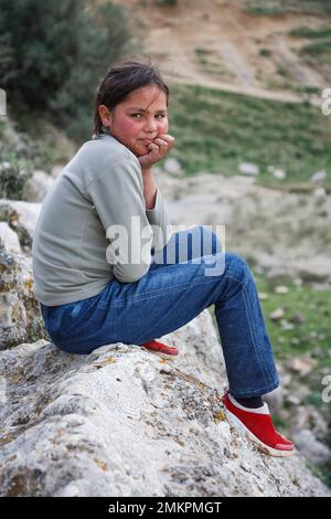 TUNESIEN - 16. März 2007. Ein muslimisches Mädchen, eine junge Berber-Hirtin, wacht über die Ziegen ihrer Familie im ländlichen Tunesien Stockfoto