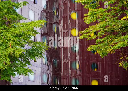 Reflexionen eines Gebäudes in der Fassade des ARCOTEL Onyx Hotels an der Reeperbahn in Hamburg. Die Glasvorhangwand ähnelt einem schwarzen Kristall Onyx. Stockfoto