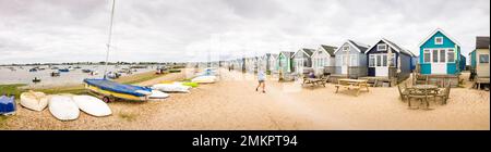 DORSET, Großbritannien - 07. Juli 2022. Panoramablick auf den Hafen von Christchurch mit einer Reihe hölzerner Strandhütten. Hengistbury Head, Dorset, Großbritannien Stockfoto