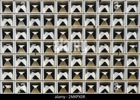 Fassade des Kaufhauses Galeria Karstadt Kaufhof in Trier, Fleischstraße mit typischer Fassade aus Horten-Fliesen. Stockfoto