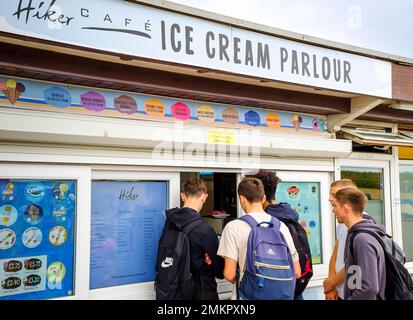 DORSET, Großbritannien - 07. Juli 2022. Teenager-Jungs kaufen Eis in einem Laden oder Eisdiele. Hengistbury Head, Dorset, Großbritannien Stockfoto