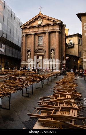 Siena, Italien - August 15 2022: Vorbereitungen für das Contrada-Dinner der Civetta oder der kleinen Eule Contrada vor dem Palio dell Assunta auf der Piazza Tolo Stockfoto