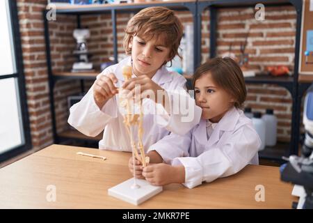 Geschwister und Geschwister haben Anatomiestunden im Labor Stockfoto