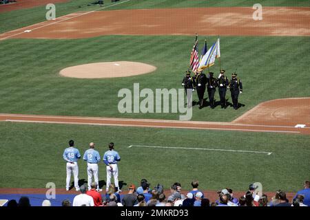 Militärnacht im Kauffman Stadium, Kansas City, Mo., 11. September 2022. Die 135. Army Band würdigte das 9/11-jährige Spiel mit der Nationalhymne und dem Gesang von God Bless America. (USA Fotos der Armee-Nationalgarde von SPC. Rose Di Trolio) Stockfoto