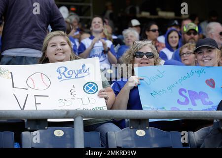 Die Familie eines Soldaten der Infanterie-Division 35. hält Schilder im Kauffman Stadium, Kansas City, Mo., 11. September 2022. Familien und Freunde der Infanterie-Division 35. nahmen an dem Baseballspiel „Military Appreciation Royals“ Teil, um Unterstützung zu zeigen. (USA Fotos der Armee-Nationalgarde von SPC. Rose Di Trolio) Stockfoto