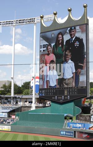 LT. Col. Kurt Knoedler und seine Familie werden auf dem Jumbotron im Kauffman Stadium, Kansas City, Mo., 11. September 2022, gezeigt. Familien und Freunde der Infanterie-Division 35. nahmen an dem Baseballspiel „Military Appreciation Royals“ Teil, um Unterstützung zu zeigen. (USA Fotos der Armee-Nationalgarde von SPC. Rose Di Trolio) Stockfoto