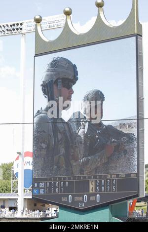 LT. Col. Kurt Knoedler wird auf dem Jumbotron im Kauffman Stadium, Kansas City, Mo., 11. September 2022, gezeigt. Familien und Freunde der Infanterie-Division 35. nahmen an dem Baseballspiel „Military Appreciation Royals“ Teil, um Unterstützung zu zeigen. (USA Fotos der Armee-Nationalgarde von SPC. Rose Di Trolio) Stockfoto