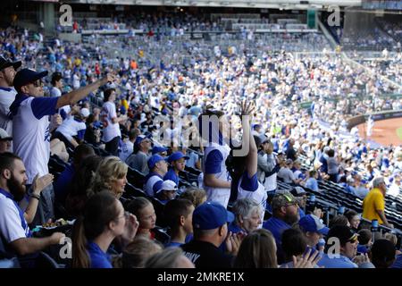 Die Menge feiert im Kauffman Stadium, Kansas City, Mo., 11. September 2022. Familien und Freunde der Infanterie-Division 35. nahmen an dem Baseballspiel „Military Appreciation Royals“ Teil, um Unterstützung zu zeigen. (USA Fotos der Armee-Nationalgarde von SPC. Rose Di Trolio) Stockfoto