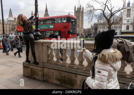 Touristen machen Selfies in der Great George Street, Westminster, einem der beliebtesten Hotspots Londons für Social-Media-Selfie-Fotos, London, Großbritannien Stockfoto