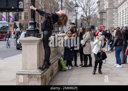 Touristen machen Selfies in der Great George Street, Westminster, einem der beliebtesten Hotspots Londons für Social-Media-Selfie-Fotos, London, Großbritannien Stockfoto