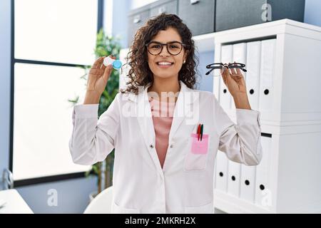 Junge lateinerin in Augenoptik-Uniform mit optometrischen Brillen und Kontaktlinsen Stockfoto