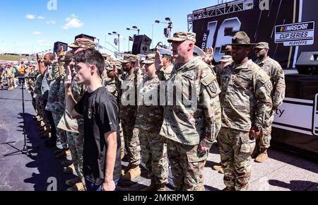 1. Infanteriedivision und NASCAR-Partner, um den 11. September zu erinnern. Alle Filialen wurden während des Hollywood Casino 400 am 11. September 2022 auf dem Kansas Speedway in Kansas City, KS, geehrt. 1. Infanteriedivision, Bubba Wallace, Denny Hamlin, Joey Logano, Kansas Speedway, NASCAR, Stockfoto