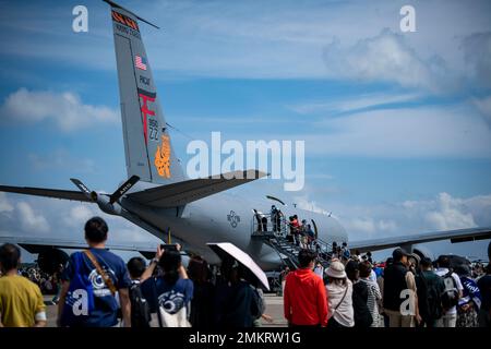 Die Teilnehmer warten in der Schlange, um während des Misawa Air Festes auf dem Misawa Air Base, Japan, am 11. September 2022 eine US Air Force KC-135 vom Militärstützpunkt Kadena zu betreten. Die Flugshow gab den Mitgliedern der Gemeinde die Gelegenheit, verschiedene Flugzeuge zu sehen, Militärpersonal zu treffen und Boden- und Luftdemonstrationen zu beobachten, die die Macht der gemeinsamen und bilateralen Kräfte einschließt. Zu den diesjährigen Luftdemonstrationen gehörten die Japan Ground Self-Defense Force und die Japan Air Self-Defense Force F-35A Lightning II, Mitsubishi F-2, ein CH-47J und UH-60 Hubschrauber neben einem F-16 Fighting Falcon der US-Luftwaffe und der US Navy EA-18G G Stockfoto