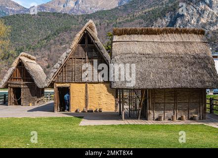 Stelzenhaus aus der Bronzezeit (Rekonstruktion) im Museum des Palafitte am Ledro-See. Molina di Ledro, Trento, Trentino Alto-Adige, Italien Stockfoto