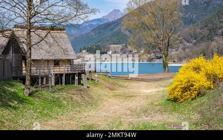 Stelzenhaus aus der Bronzezeit (Rekonstruktion) im Museum des Palafitte am Ledro-See. Molina di Ledro, Trento, Trentino Alto-Adige, Italien Stockfoto