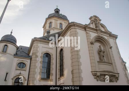 Würselen März 2021: Die Gemeindekirche St. Sebastian zu Würselen ist eine Kirche, die dem St. Sebastian-Kirche im Zentrum von Würselen Stockfoto