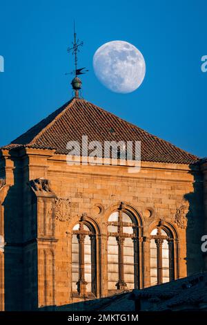 Malerischer Blick auf den Mondaufgang hinter dem Kloster San Esteban in Salamanca. Foto mit Teleobjektiv. Castilla Leon, Spanien. Stockfoto