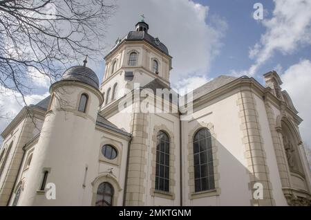Würselen März 2021: Die Gemeindekirche St. Sebastian zu Würselen ist eine Kirche, die dem St. Sebastian-Kirche im Zentrum von Würselen Stockfoto