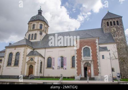 Würselen März 2021: Die Gemeindekirche St. Sebastian zu Würselen ist eine Kirche, die dem St. Sebastian-Kirche im Zentrum von Würselen Stockfoto