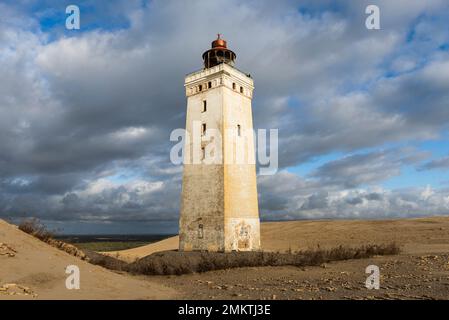 Der Leuchtturm Rubjerg Knude Fyr an der Rubjerg Knude Sanddüne an der Küste von Nordjütland, Dänemark, leuchtet in der Abendsonne Stockfoto