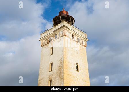 Der Leuchtturm Rubjerg Knude Fyr an der Rubjerg Knude Sanddüne an der Küste von Nordjütland, Dänemark, leuchtet in der Abendsonne Stockfoto