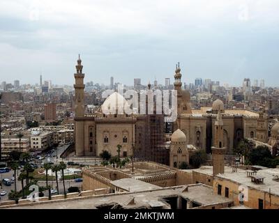 Kairo, Ägypten, Januar 7 2023: Sultan Hassan und Al Rifa'i Moscheen in der Altstadt von Kairo Citadel Square, sehr berühmte islamische Moscheen in Ägypten und sehr clos Stockfoto