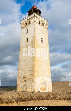 Der Leuchtturm Rubjerg Knude Fyr an der Rubjerg Knude Sanddüne an der Küste von Nordjütland, Dänemark, leuchtet in der Abendsonne Stockfoto