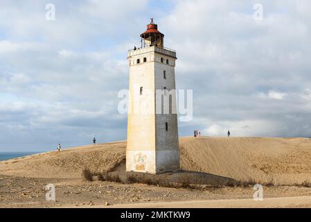 Der Leuchtturm Rubjerg Knude Fyr an der Rubjerg Knude Sanddüne an der Küste von Nordjütland, Dänemark, leuchtet in der Abendsonne Stockfoto